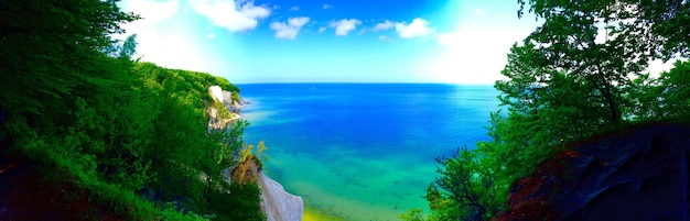 Photo la mer bleue calme contre le ciel