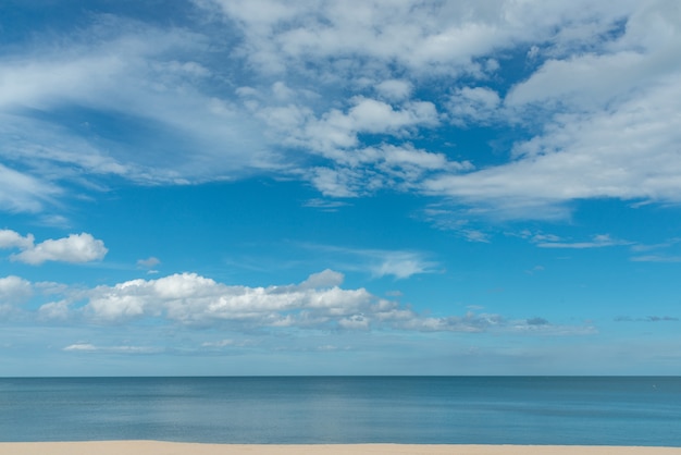 Mer bleue et ciel bleu dans la table de journée ensoleillée