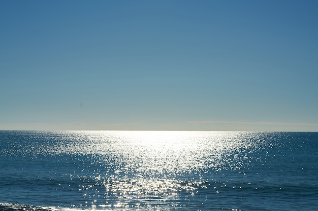 Mer bleue et ciel bleu