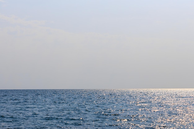 Mer bleue avec un ciel clair. espace blanc. photo de haute qualité