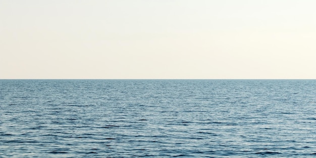 Mer bleue et ciel clair. Mer des Caraïbes.