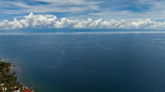 Photo la mer bleue et le ciel avec des nuages blancs