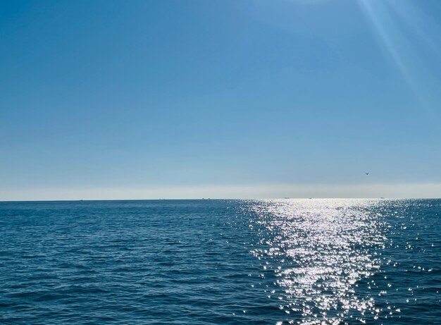 la mer bleue et le ciel