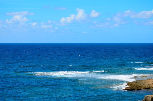 Mer bleue dans le littoral d'Alghero Sardaigne