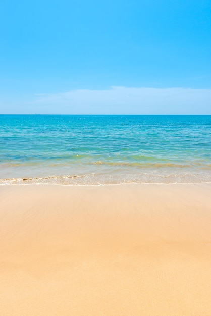 Mer bleue eau bleue et plage de sable avec un ciel bleu comme fond de vacances de vacances d'été