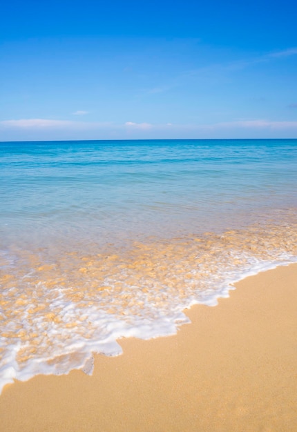 Mer bleue avec la nature du paysage de sable de plage dans le ciel bleu journée ensoleillée