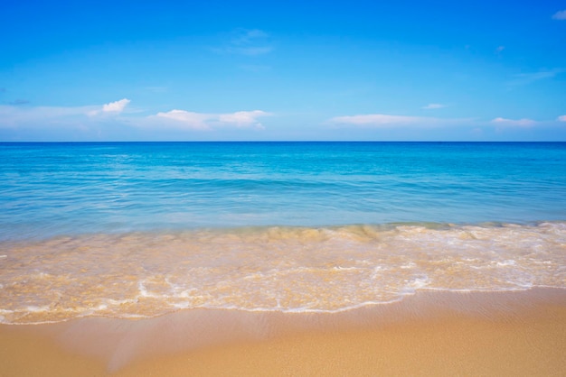 Mer bleue avec la nature du paysage de sable de plage dans le ciel bleu journée ensoleillée