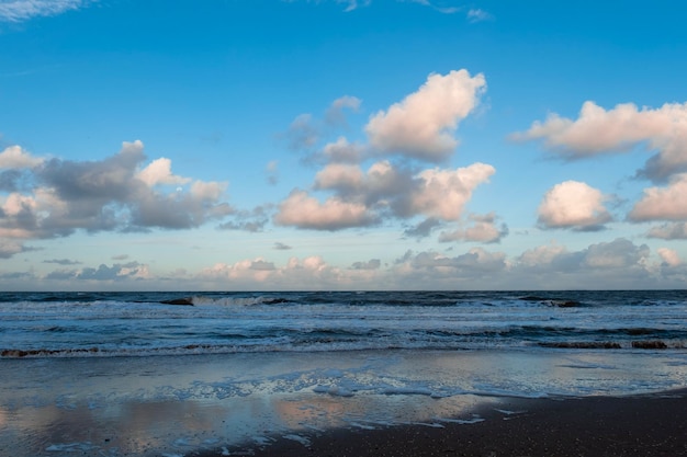 Mer bleue ou océan le matin avec des nuages blancs sur le ciel bleu paysage calme sur la plage