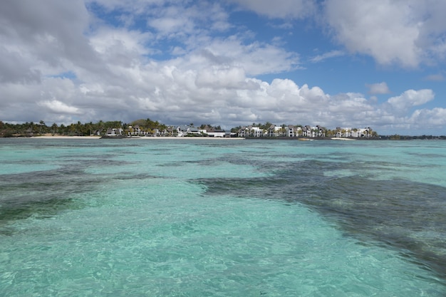 Mer bleue et plage