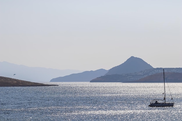 Mer bleue scintillante au soleil Belle côte avec îles et yachts Concept de vacances d'été