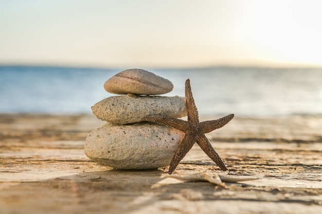 Mer bleue sur la surface Mise au point sélective, pierres zen sur la plage de la mer, méditation, spa, harmonie, calme, concept d'équilibre