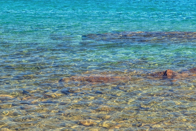 Mer bleue avec des vagues.