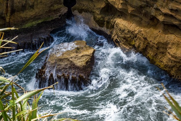 Mer bouillante près des rochers Pancake à Punakaiki en Nouvelle-Zélande