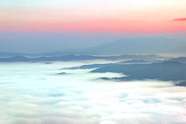 Mer de brouillard au sommet de la montagne au lever du soleil au parc national de Sri Nan, Nan, Thaïlande.