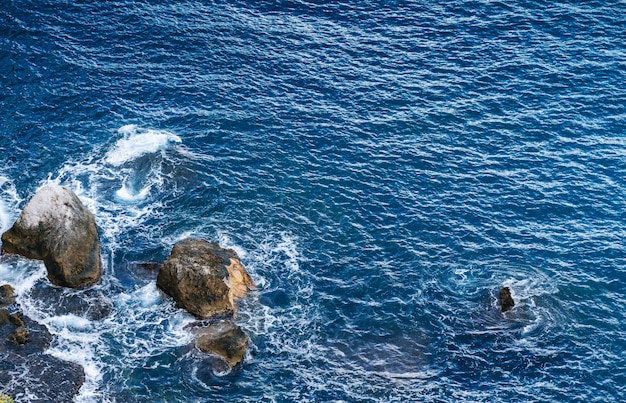 Mer bruyante avec des pierres