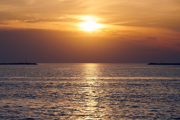 Mer calme avec ciel coucher de soleil, belle vue panoramique. Incroyable ciel coucher de soleil spectaculaire avec une variété de couleurs et de teintes de soleil levant et de reflet dans l'eau. Océan de méditation, paysage marin tranquille romantique