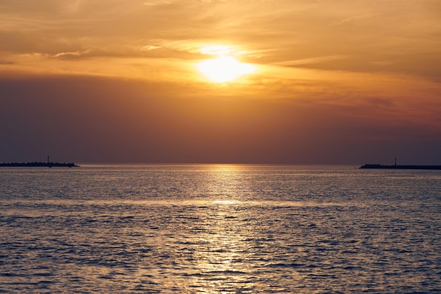 Mer calme avec ciel coucher de soleil, belle vue panoramique. Incroyable ciel coucher de soleil spectaculaire avec une variété de couleurs et de teintes de soleil levant et de reflet dans l'eau. Océan de méditation, paysage marin tranquille romantique