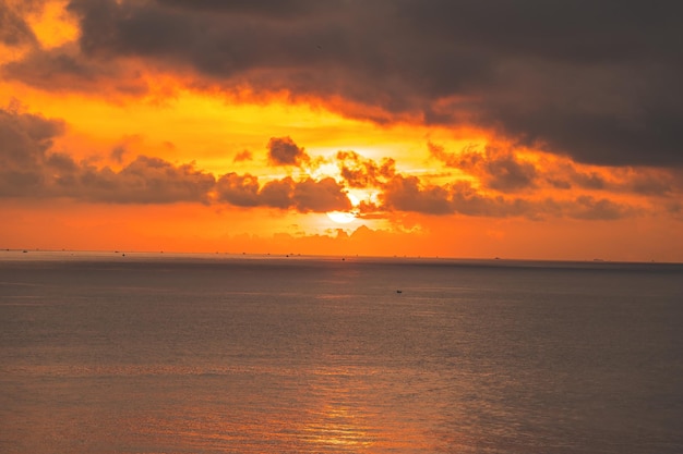 Mer calme avec ciel coucher de soleil et soleil à travers les nuages au-dessus Mer calme avec ciel coucher de soleil et soleil à travers les nuages au-dessus de l'océan de méditation et fond de ciel Paysage marin tranquille Horizon au-dessus de l'eau