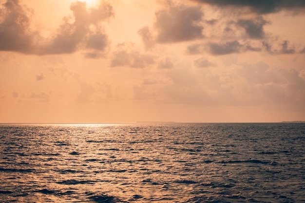 Mer calme inspirante avec rayons de soleil ciel coucher de soleil Méditation océan et fond de ciel Lumière dorée