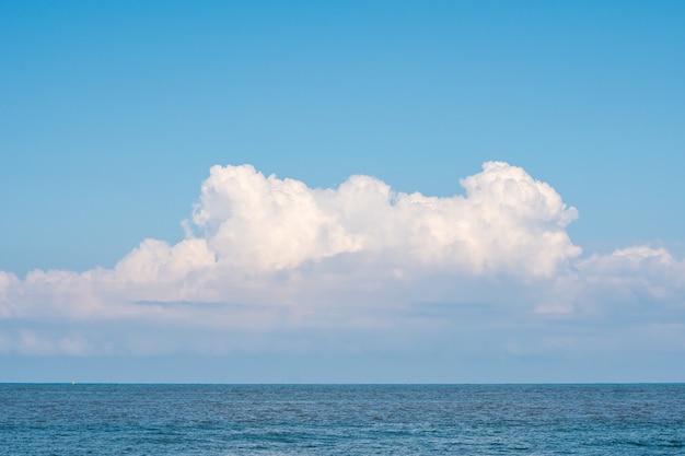 Mer calme, mer Noire et nuages blancs sur un ciel bleu. Nature