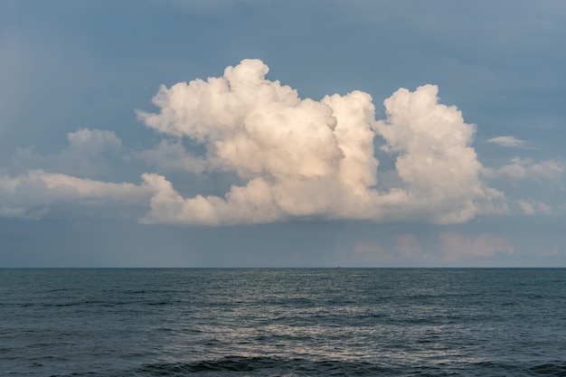 Mer calme, mer Noire et nuages blancs sur un ciel bleu, paysage