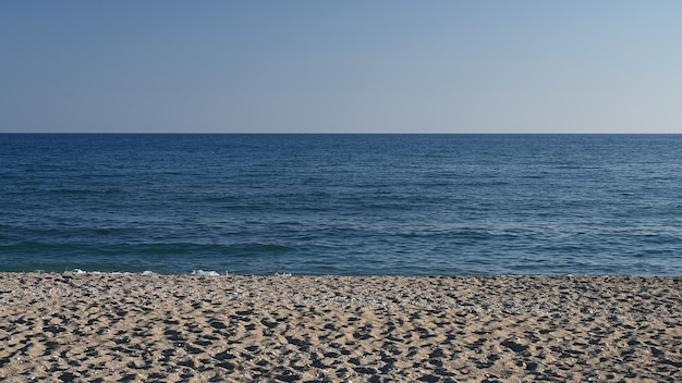 Mer calme près de la plage.