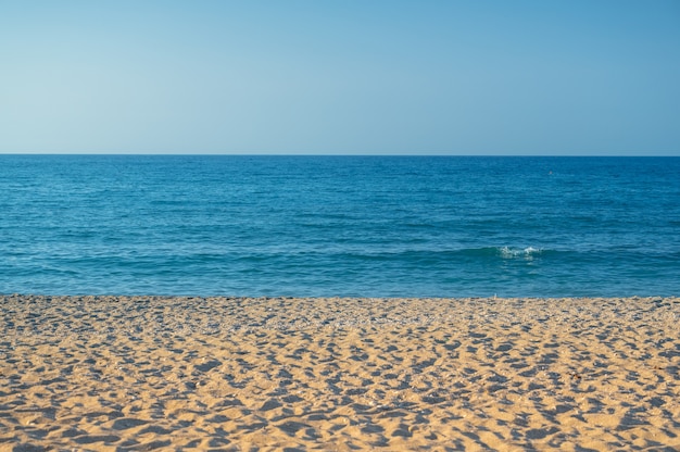 Mer calme près de la plage