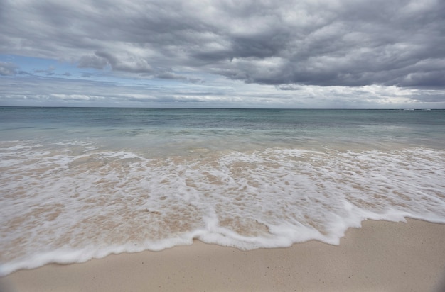 La mer des Caraïbes sous un ciel très nuageux : Le calme avant la tempête.