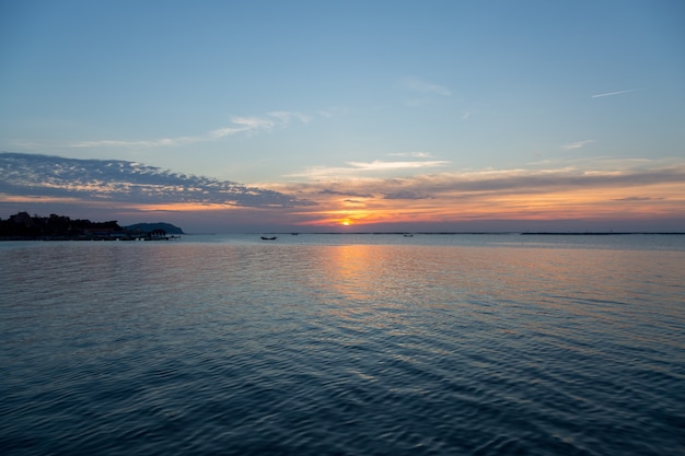 Mer et ciel avant fond coucher de soleil