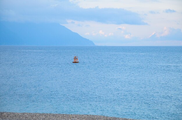 La mer a un ciel bleu au niveau de la mer et des nuages blancs