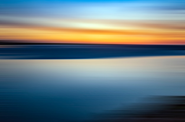 Mer et ciel dans un coucher de soleil aux couleurs contrastées