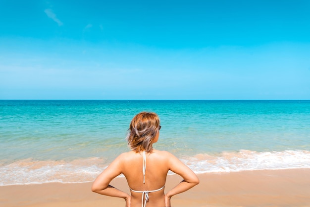 Mer et ciel de plage à un jour ensoleillé sur une île tropicale