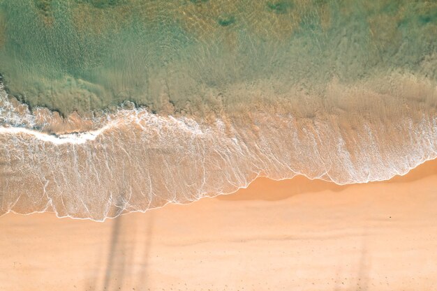 Mer et ciel de plage à un jour ensoleillé sur une île tropicale