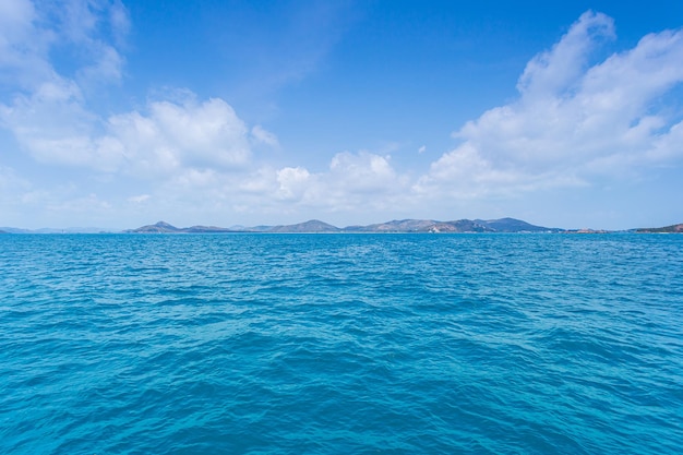 mer et cielCiel et océan parfaits Vagues de l'océan de près avec un ciel bleu