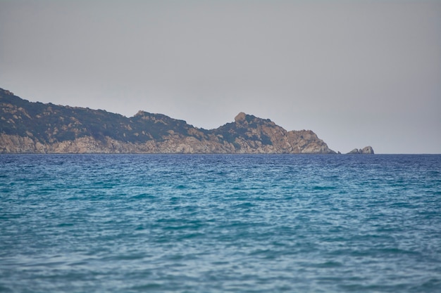 Mer claire et bleue sur la mer qui rejoint l'horizon un jour d'été