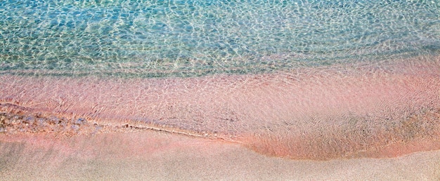 Mer claire et peu profonde avec du sable rose à Elafonissi Crète Grèce