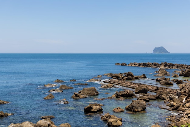 La mer de la côte avec le ciel bleu