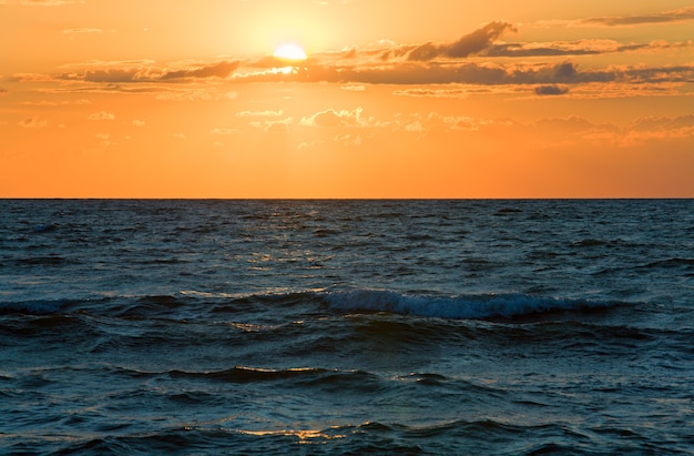 Mer coucher de soleil surf grande vague sur le littoral