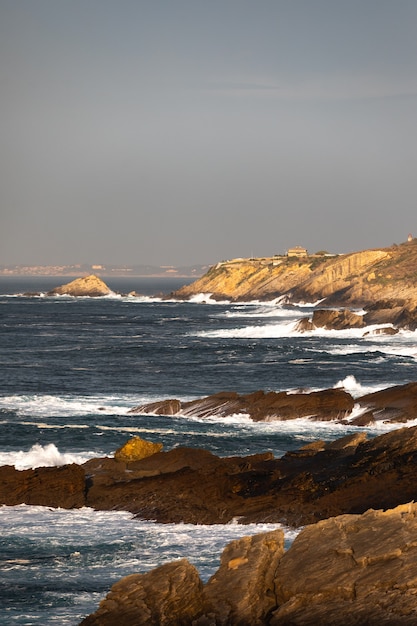 Photo mer courageuse frappant la côte au pays basque.