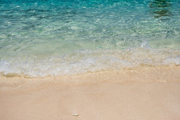 Mer de cristal avec plage de sable