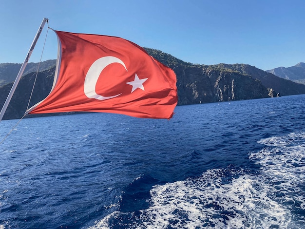 Mer dans une eau chaude de pays tropical à côté de montagnes fleuries avec des plantes et de la verdure