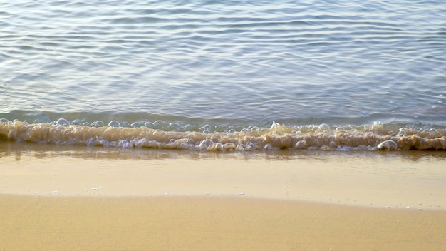 La mer éclabousse l'eau.