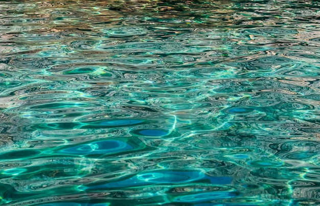 La mer émeraude au soleil brille comme concept de vacances d'été de fond de surface