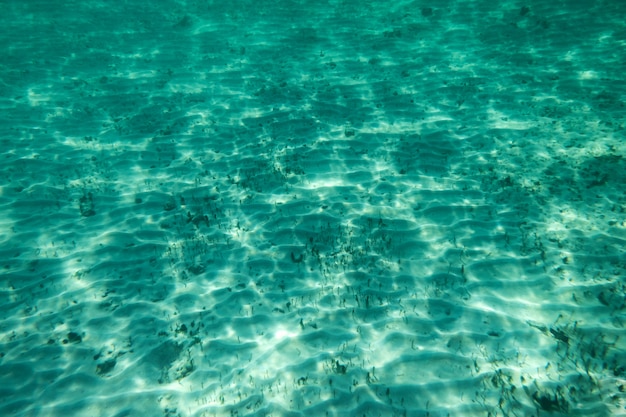 Mer émeraude avec réflexion sur la surface