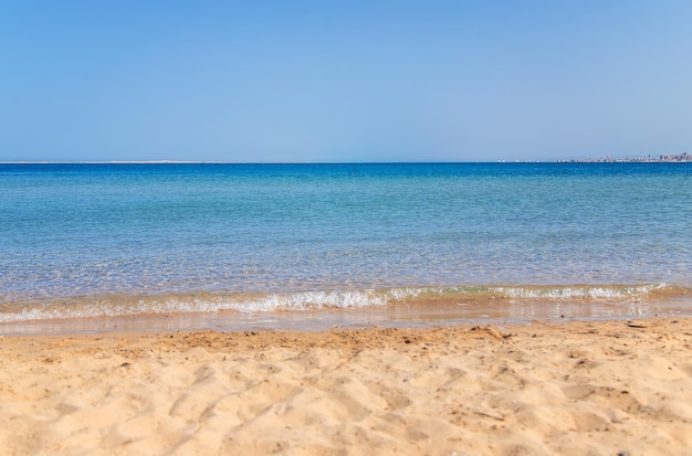 La mer est la nature belle bleue. Mise au point sélective.