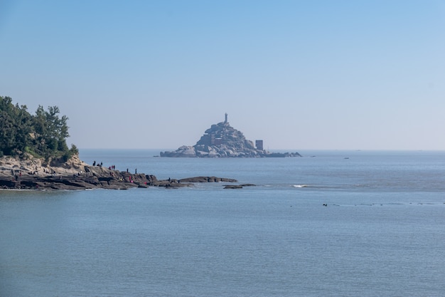 La mer est pleine d'eau au milieu de la mer et quelques îles et récifs