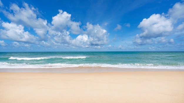 Mer d'été en journée ensoleillée magnifique bord de mer tropical pittoresque au large de la plage de phuket phuket thaïlande avec vague s'écrasant sur le rivage sablonneux Arrière-plan de voyage et de visite incroyable Espace de copie.