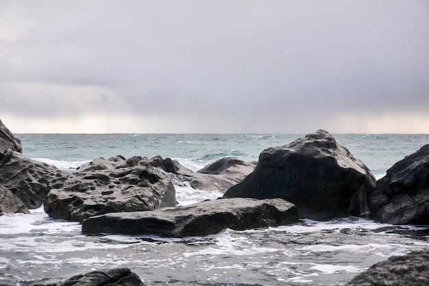 Mer froide d'hiver sous un ciel nuageux derrière les falaises côtières