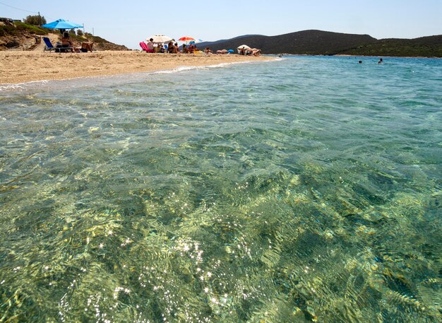 Mer Égée et femmes de loisirs près de la ville de Marmari sur l'île grecque d'Eubée en Grèce