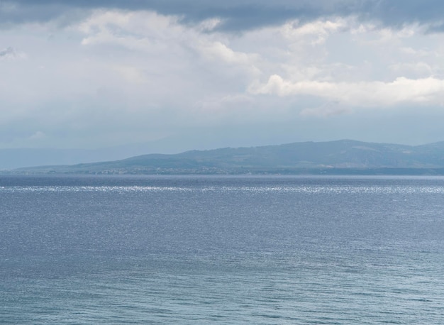 Mer Égée en Grèce un jour nuageux